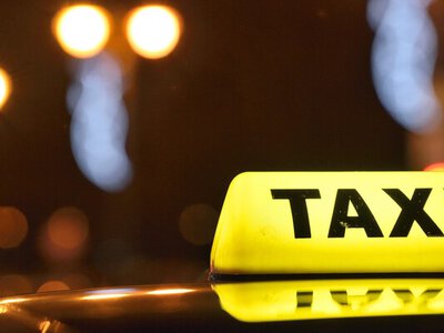 В Киеве рассматривают возможность работы служб такси в комендантский час