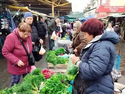 Цены на Привозе в начале зимы: это помидор или новогодняя игрушка?