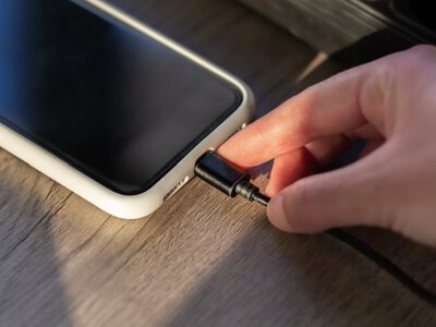 Зарядка мобильного телефона до 100%: действительно ли это испортит устройство