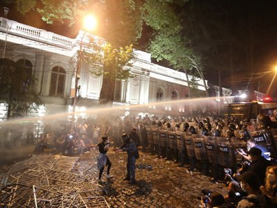 Amnesty требует остановить поставки спецсредств Грузии и расследовать разгоны протестов