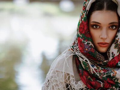 Как носить украинский платок, кому он подходит и почему этот символ так много о нас говорит