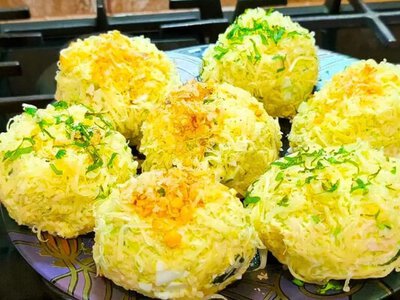 Все будут спрашивать, где вы ее нашли: закуска Праздничные шарики, которая исчезает со стола за секунды