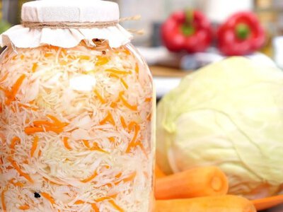Станет горькой и потеряет хрусткость: самая распространенная ошибка при хранении квашеной капусты