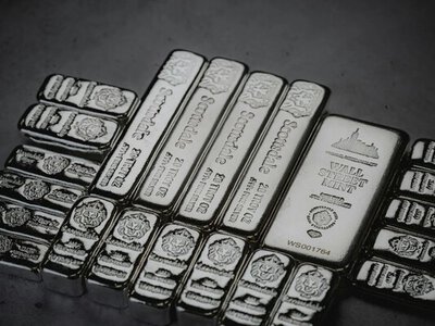 Серебро достигает рекордного максимума в цене: что на это влияет