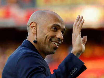 Анри вошел в историю: легенде Арсенала вручили награду за всю карьеру