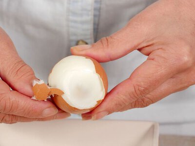 Скорлупа отходит сама: как легко очистить вареные яйца с помощью простого метода