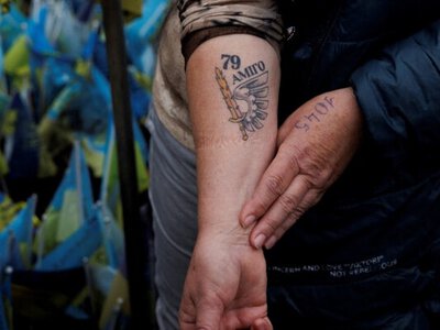 «Это как терапия». Украинцы набивают тату в память о погибших родных и оставленном доме