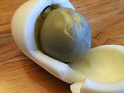 Яд или все абсолютно безопасно: можно ли есть вареное яйцо, если желток посерел