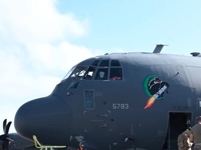 США показали новое уничтожение судна. Эксперты пишут, что по субмарине била летающая артбатарея 