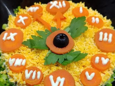 Сметут с праздничного стола в минуту: готовим крабовый салат «Новогодние часы»