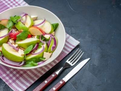 Этот салат едят после праздников: простой детокс из капусты и яблока