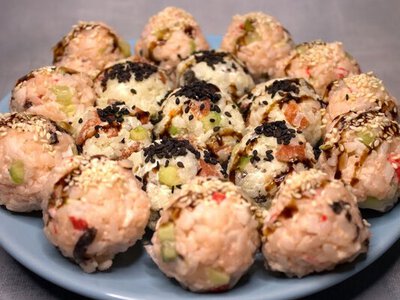 Не закуска, а подарок: как приготовить легендарные суши-болы без лишних усилий