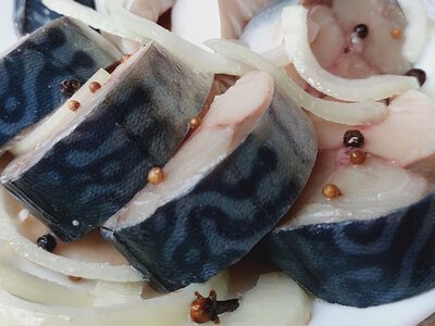 Скумбрия в маринаде без усилий: от красной рыбы просто не отличить