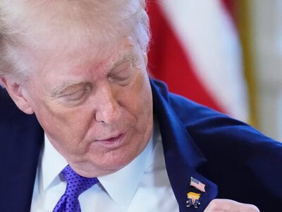 Трамп появился на публике со значком Счастливый Трамп, но отрицал, что он счастлив