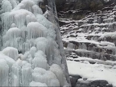 Невероятное зрелище! На Прикарпатье покрылся льдом Манявский водопад