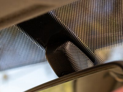 Зачем на автомобильном стекле наносят черные точки: объяснение специалиста