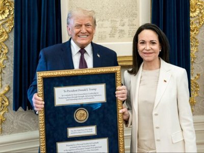 Лидер венесуэльской оппозиции Мария Корина Мачадо передала Трампу свою медаль Нобелевской премии мира