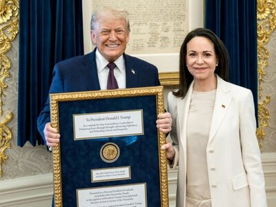 «Прекрасный жест»: Трамп получил медаль Нобелевской премии мира от лидера оппозиции Венесуэлы