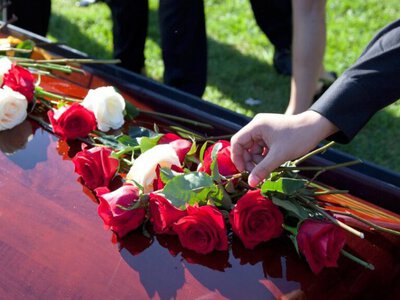 Сколько денег на погребение можно получить от государства в 2026 году?