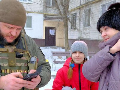 Из Дружковки в безопасность: полиция эвакуировала женщину с дочерью после обстрела их дома