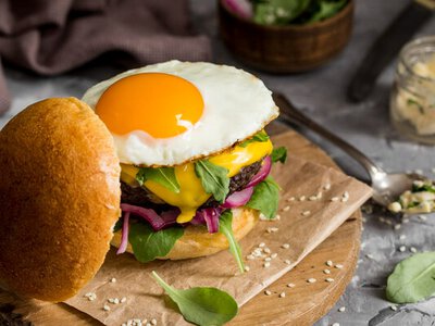 Завтрак, который исчезает через 5 минут: запеченные яйца в булочках