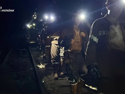 10 часов спасательной операции и до 7 километров пути: в ГСЧС показали спасение заблокированных из-за атак РФ горняков в Кривом Роге