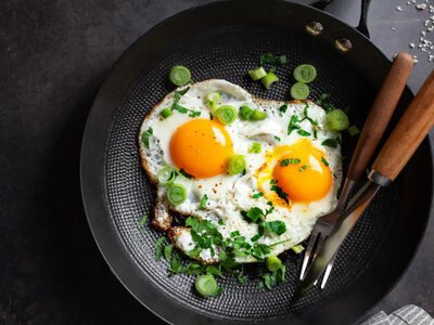 Как приготовить яйца с хрустящими краями и жидким желтком