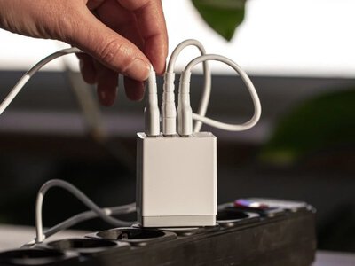 Безопасно ли оставлять зарядное устройство в розетке: чем это чревато