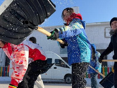 В рамках экоакции «Таза Қазақстан» волонтёры очистили дворы пожилых жителей столицы от снега