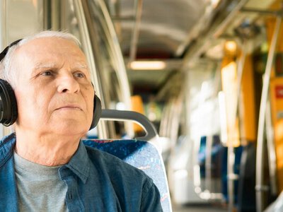 Пенсионеры должны платить за проезд: кого заставят платить штраф