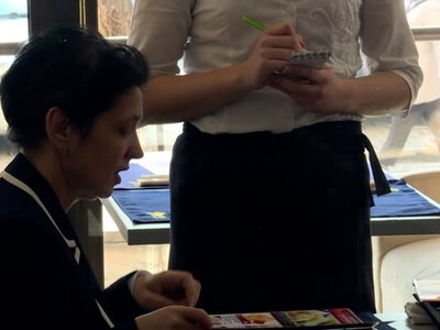 «Натворили делов, в кафе залезли». В Кыргызстане правительство критикуют отмену сервисного сбора в общепите