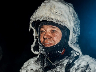 Тяжелый ледяной панцирь поверх экипировки. ГСЧС показала, как спасатели работают в сильные морозы. Фото 