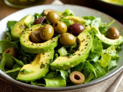 Сытный салат без мяса: странное сочетание, которое работает