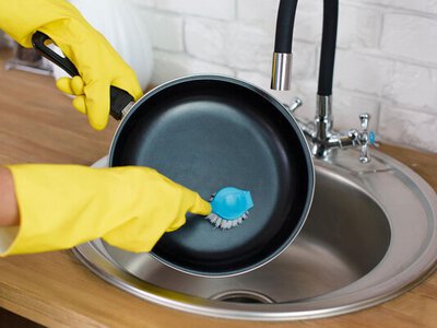 Старая сковородка засияет за 5 минут: нужны всего две ложки сока