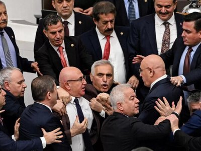 В турецком парламенте депутаты подрались из‑за назначения министра юстиции