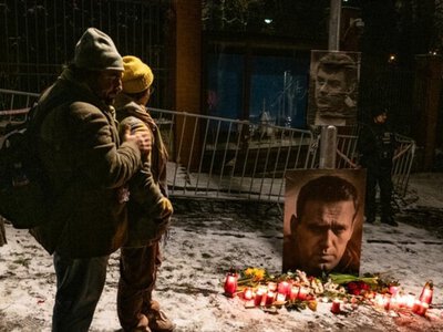 Акции памяти Навального в Праге у российского посольства в Чехии