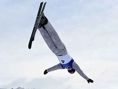 Сильный снегопад сорвал мужскую квалификацию по лыжной акробатике на Олимпиаде