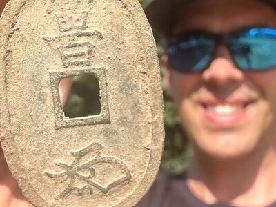 На заброшенном спортивном поле мужчина нашел редкую японскую монету XIX века