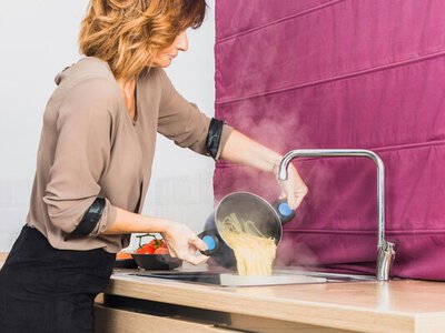 Сантехники призывают перестать заливать в раковину 6 жидкостей: они разрушают трубы