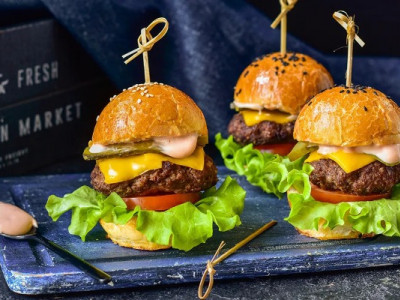 Мини-бургеры по-домашнему с нежными куриными котлетками