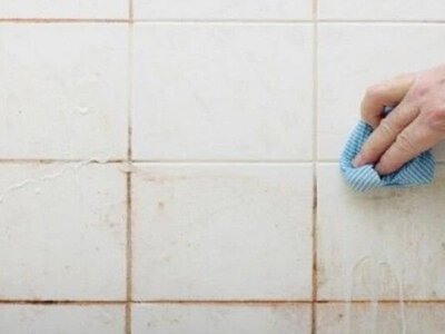 Нужно просто смешать два средства: как отбелить швы на плитке за 15 минут