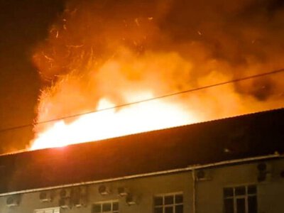 В Сумах обстреляли гостиницу, повторная атака произошла во время тушения пожара спасателями 