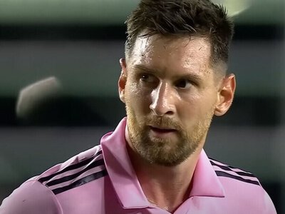 Перестарались: стюарды сбили с ног Месси, спасая его от фаната