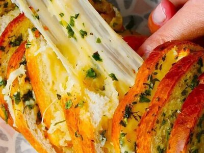 Завтрак за 15 минут: как быстро приготовить яично-чесночные гренки с сыром