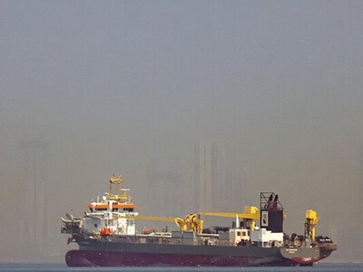 Нефть резко подорожала на первых торгах с начала войны на Ближнем Востоке 