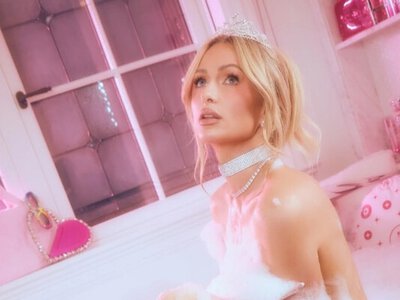Пэрис Хилтон устроила пикантную фотосессию в розовой ванне и ошеломила сеть