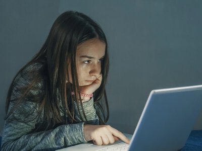 Как объяснить подростку, что им пытаются манипулировать в интернете: практические советы психологини