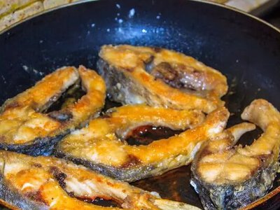 Золотая и хрустящая: как правильно жарить рыбу, чтобы не дымилась и не подгорала — секрет в муке