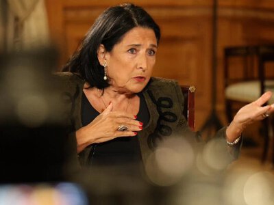 Зурабишвили называла «предателями» зашедших в парламент, намекнув на партию Гахария