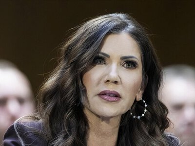 Трамп уволил главу министерства, которая позировала на фоне заключенных в Сальвадоре 